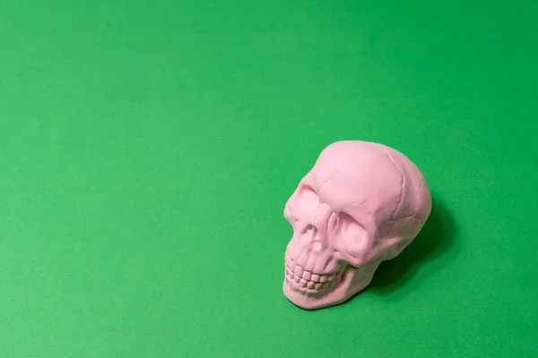 Calavera Rosa Sobre Fondo Verde Concepto Halloween Mínimo —  Fotos de Stock