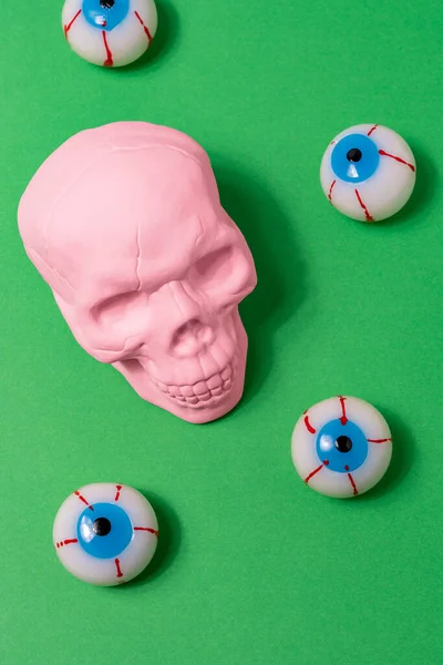 Diseño Creativo Con Cráneo Rosa Globos Oculares Sobre Fondo Verde —  Fotos de Stock