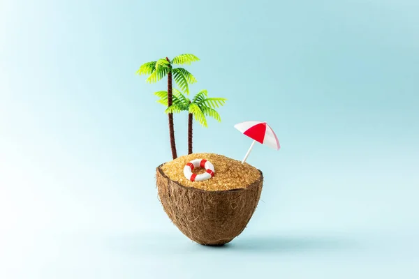 Conceito Praia Tropical Feito Frutas Coco Guarda Sol Criativa Fundo — Fotografia de Stock