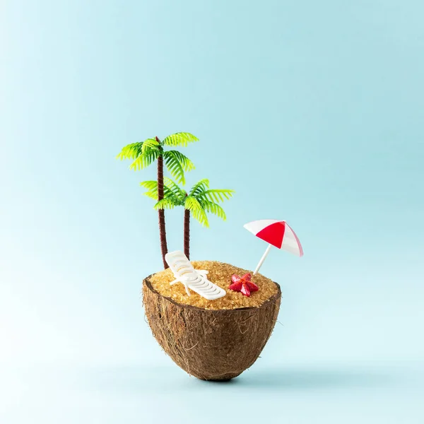 Kreativer Hintergrund Mit Kokosnussfrüchten Und Palme Auf Pastellblauem Hintergrund Sommerferienkonzept — Stockfoto