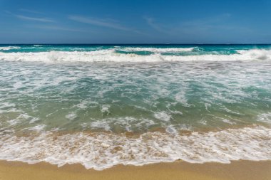 Deniz zemininde güzel kumlu plaj. 