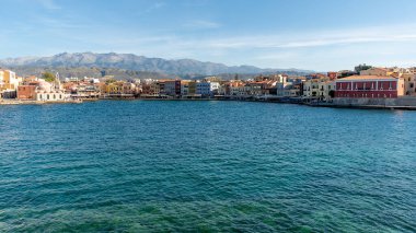 Yunanistan 'ın Girit adasındaki Hanya şehrindeki eski Venedik limanında manzara.