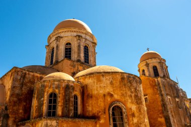 Girit 'in Hanya kentindeki Akrotiri yarımadasındaki Yunan Ortodoks Manastırı Agia Triada manzarası. Yunanistan.