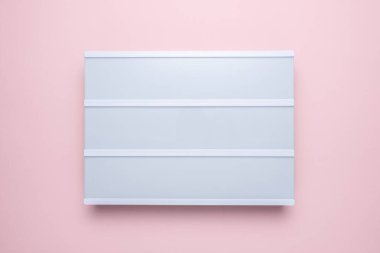 Pastel pembe arka planda boş ışık kutusu. Model konsepti.
