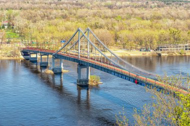 Ukrayna, Kyiv 'de köprüsü olan şehir manzarası.
