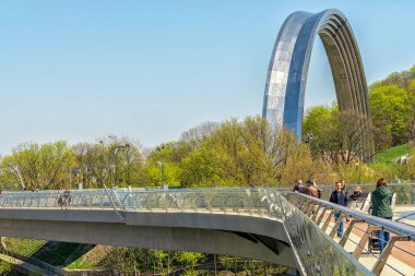 Kyiv, Ukrayna - 28 Nisan 2021: Dostluk Kemeri ve Saint Volodymyr Tepesine bağlanan yeni yaya köprüsü.