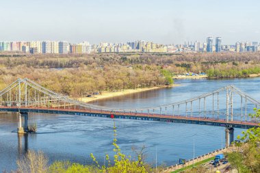 Ukrayna, Kyiv 'de köprüsü olan şehir manzarası.