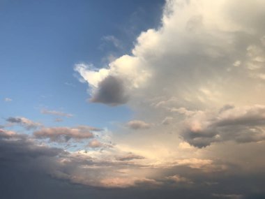 Çoklu renkli bulutlu günbatımı gökyüzü görüntüsü.