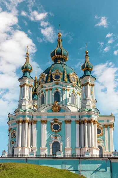 Ukrayna 'nın Kiev kentindeki Saint Andrew Kilisesi' ne yakın çekim.