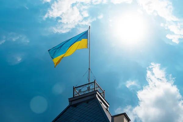 View Building Ukraine Flag Sky Background — Zdjęcie stockowe