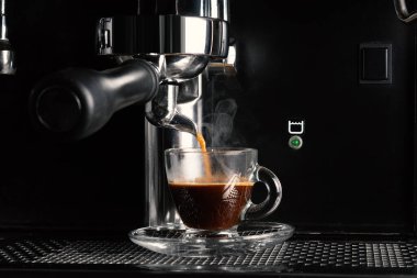 Modern espresso kahve makinesinin fincanda kahve yapmasını yakından izleyin..