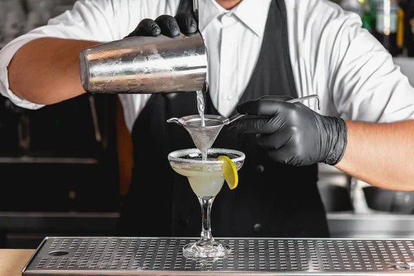 Professional Bartender Shaker His Hands Making Alcoholic Cocktail Margarita — ストック写真