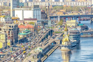 Kiev, Ukrayna - 28 Nisan 2021: Kyiv, Ukrayna 'da evleri olan şehir manzarası.