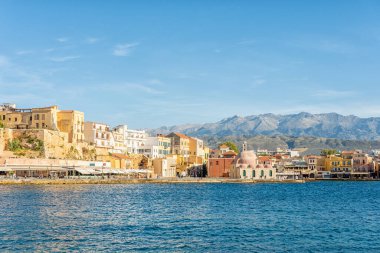 Yunanistan 'ın Girit adasındaki Hanya şehrindeki eski Venedik limanında manzara.