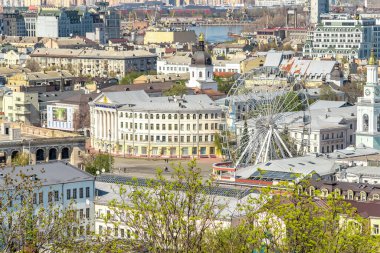 Kiev, Ukrayna - 28 Nisan 2021: Kyiv, Ukrayna 'da evleri olan şehir manzarası.