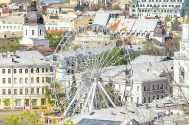 Kyiv şehrindeki mavi gökyüzünün arka planında modern dönme dolap görüntüsü.