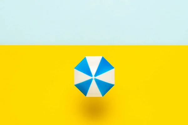 Toy Beach Sun Umbrella Sea Vacation Minimal Concept Flat Lay — Stockfoto