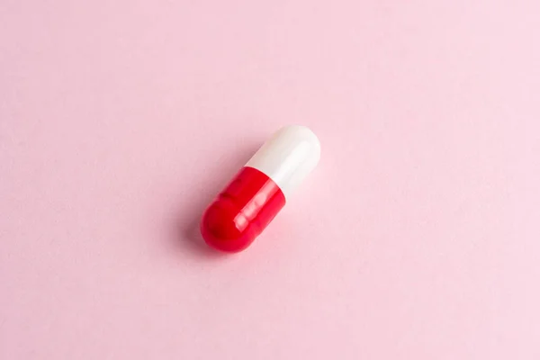 Capsula Pillola Bianco Rossa Sfondo Rosa Concetto Minimo Farmacia Posa — Foto Stock