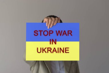 Bir kadın Ukrayna bayrağını elinde 