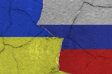 Ukrayna ve Rusya 'nın bayrakları eski duvarlarda çatlaklar ve çatlak dokularla