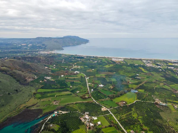 海とクレタ島の風景の無人機による空中トップビュー — ストック写真