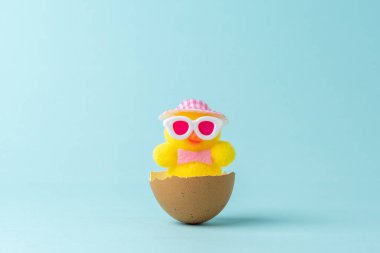 Kırık Paskalya yumurtası kabuklu tavuk pastel mavi arka planda. Yaratıcı Paskalya Minimum Konsepti.
