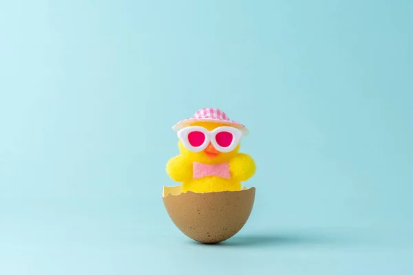 Chicken Cracked Easter Egg Shell Pastel Blue Background Creative Easter — Φωτογραφία Αρχείου