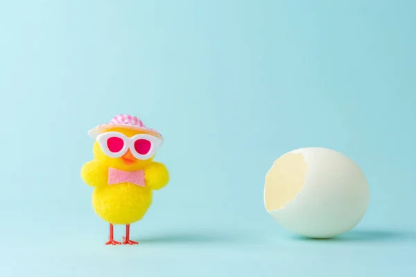 Chicken White Cracked Egg Blue Background Easter Minimal Concept — Φωτογραφία Αρχείου