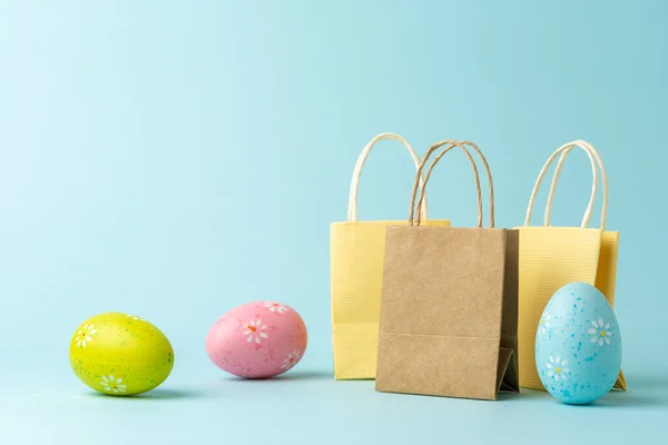 Torby Zakupy Jajkami Wielkanocnymi Niebieskim Tle Kreatywna Minimalna Koncepcja Zakupów — Zdjęcie stockowe