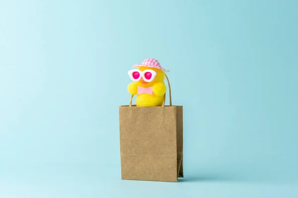 Cute Chicken Shopping Bag Blue Background Creative Minimal Shopping Concept — Φωτογραφία Αρχείου
