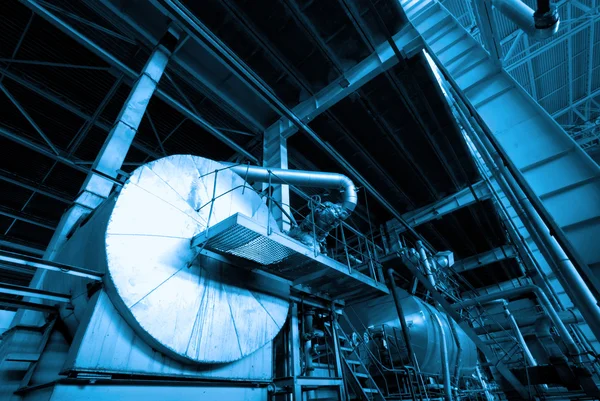 Промышленные лестницы, кабели, трубопроводы в синих тонах — стоковое фото