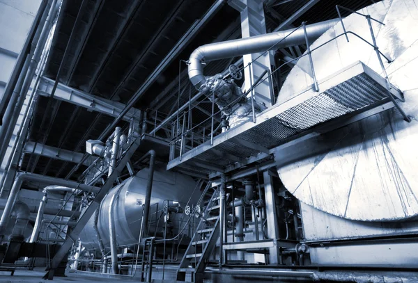 บันไดอุตสาหกรรม สายเคเบิล ท่อในสีฟ้า — ภาพถ่ายสต็อก