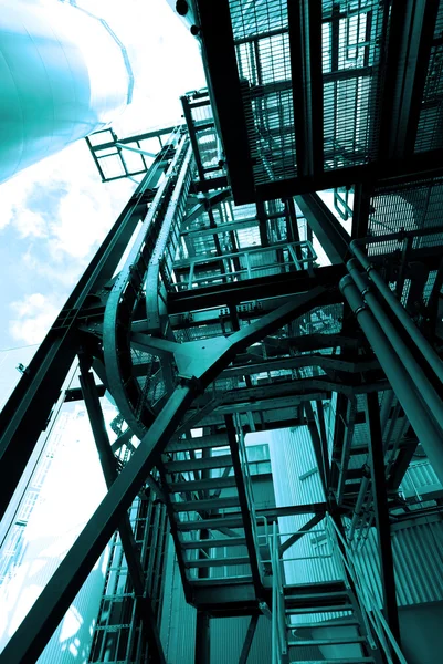 Escaleras industriales, cables, tuberías en tonos azules —  Fotos de Stock
