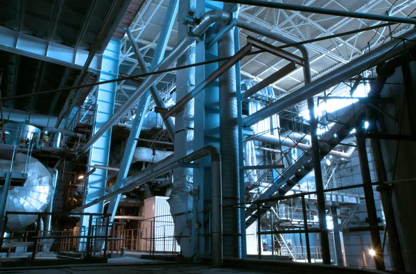 Escaleras industriales, cables, tuberías en tonos azules —  Fotos de Stock