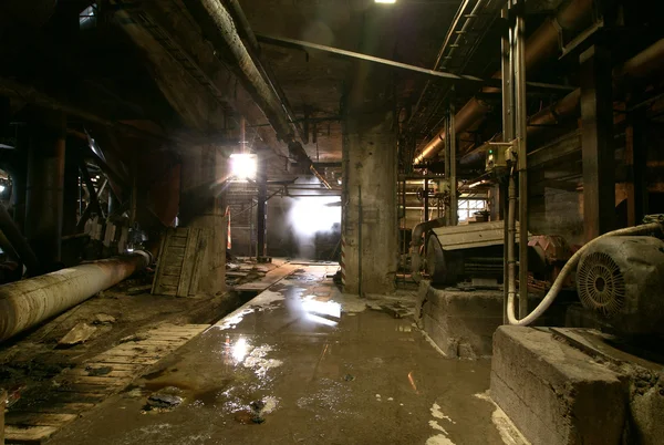 Gamla övergivna smutsiga tom skrämmande fabrik interiör — Stockfoto