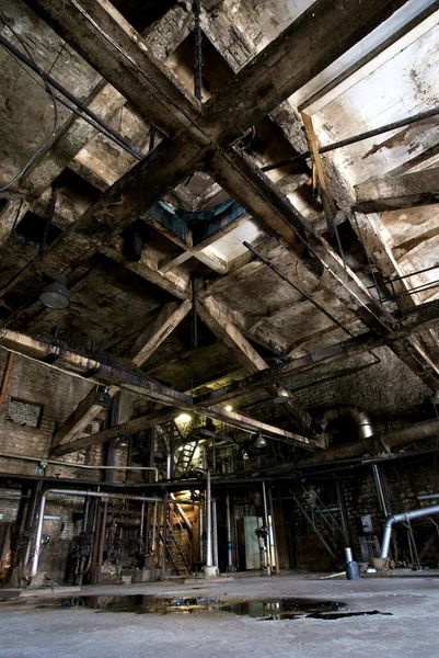버려진 낡고 더러운 무서운 공장 내부 — 스톡 사진