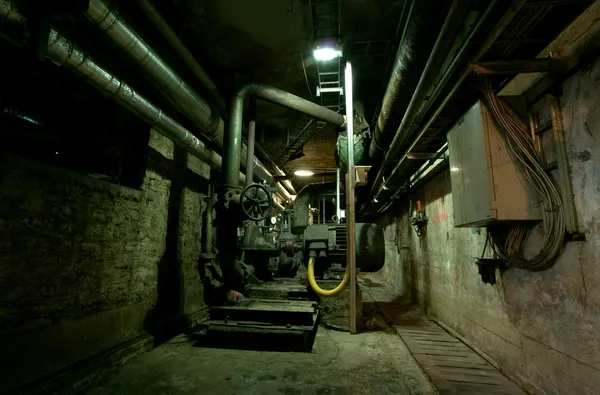 Stare opuszczone brudne, puste, przerażające wnętrze fabryki — Zdjęcie stockowe