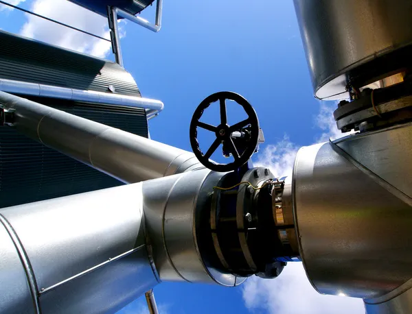 Industrial zone, Steel pipelines and valves against blue sky — Stock Photo, Image