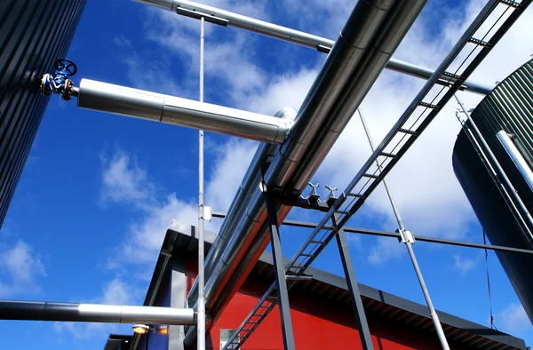 Industrial zone, Steel pipelines and valves against blue sky — Stock Photo, Image