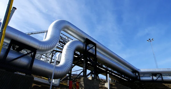 Industrial zone, Steel pipelines and valves against blue sky — Stock Photo, Image