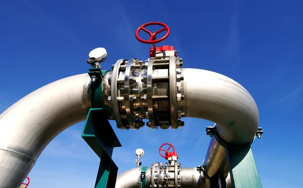 Industrial zone, Steel pipelines and valves against blue sky — Stock Photo, Image