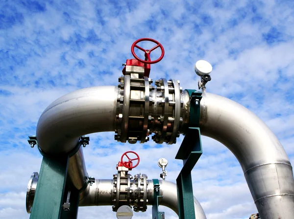 Industrial zone, Steel pipelines and valves against blue sky — Stock Photo, Image