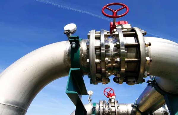 Industrial zone, Steel pipelines and valves against blue sky — Stock Photo, Image