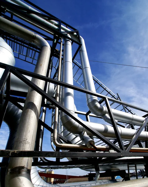 Industrial zone, Steel pipelines and valves against blue sky — Stock Photo, Image