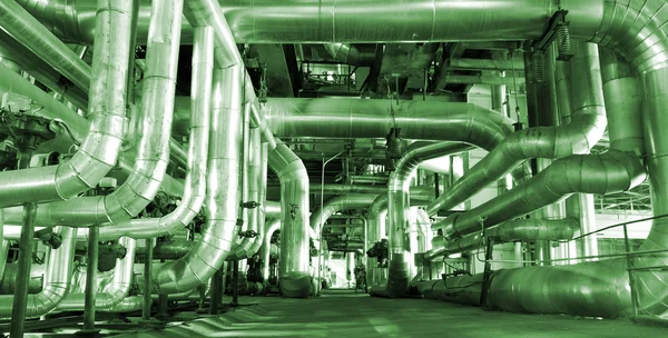 Strefa przemysłowa, stalowych rurociągów i kabli w odcieniach zieleni — Zdjęcie stockowe