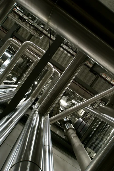 Zona industrial, tuberías y cables de acero — Foto de Stock