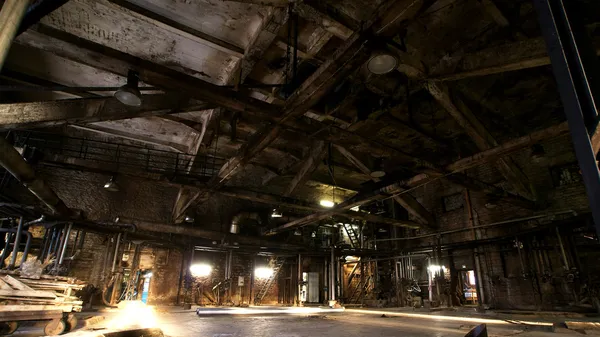 Vecchia fabbrica inquietante, buia, decadente, distruttiva, sporca — Foto Stock