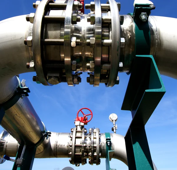 Industrial zone, Steel pipelines and valves against blue sky — Stock Photo, Image