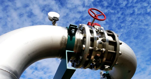 Industrial zone, Steel pipelines and valves against blue sky — Stock Photo, Image