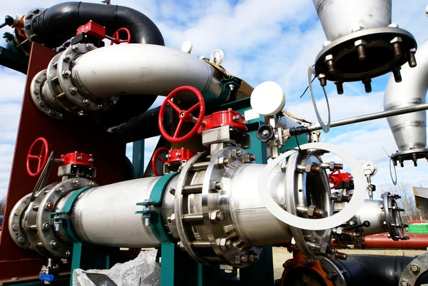 Industrial zone, Steel pipelines and valves against blue sky — Stock Photo, Image